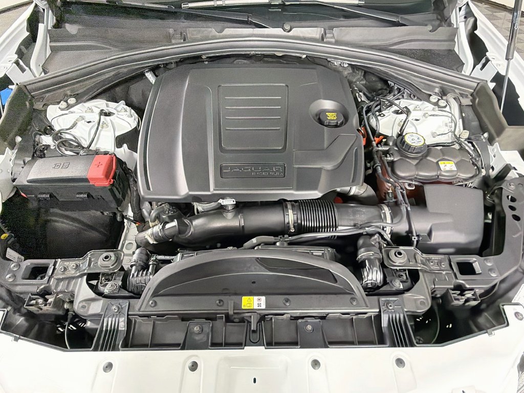 Certified 2025 Jaguar F-PACE R-Dynamic S AWD/4WD image 23