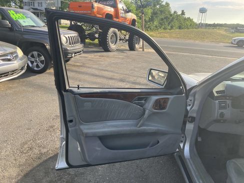 Used 1999 Mercedes-Benz E 430 Sedan image 17