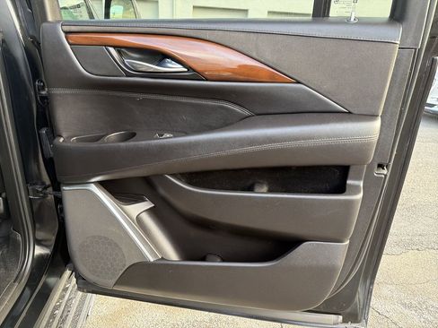 Used 2018 Cadillac Escalade ESV Luxury image 16