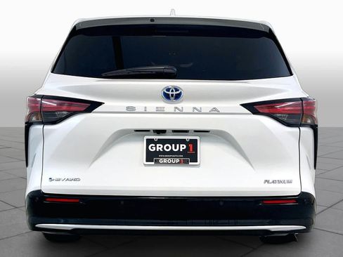 Used 2025 Toyota Sienna Platinum AWD/4WD image 4