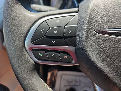 Used 2023 Chrysler Pacifica Touring-L FWD image 17
