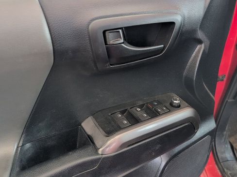 Used 2018 Toyota Tacoma SR5 AWD/4WD image 5