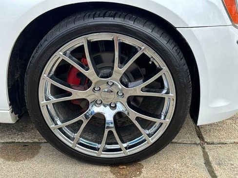 Used 2011 Chrysler 300 C RWD image 32