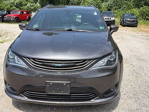 Used 2019 Chrysler Pacifica Limited w/ S Appearance Package FWD image 3