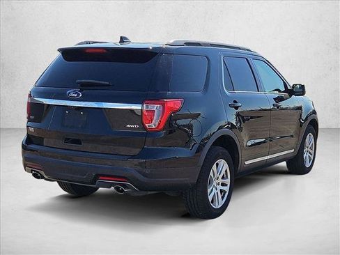 Used 2018 Ford Explorer XLT AWD/4WD image 5