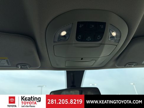 Used 2022 Chrysler Voyager LX image 18