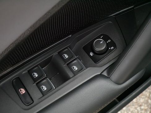 Used 2025 Volkswagen Tiguan SE AWD/4WD image 19