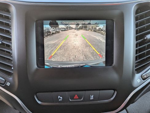 Used 2021 Jeep Cherokee Latitude Plus image 25