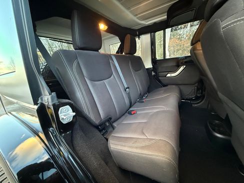 Used 2017 Jeep Wrangler Unlimited Sahara w/ Connectivity Group image 36