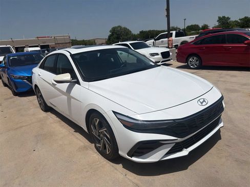 Used 2025 Hyundai Elantra SEL FWD image 2
