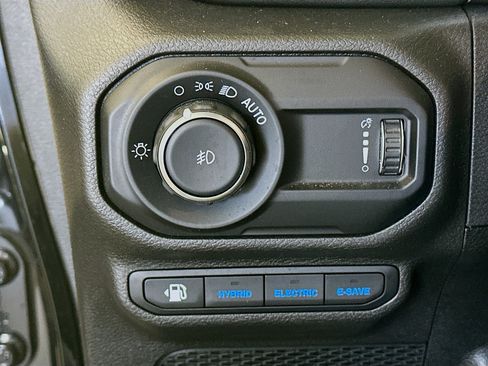 Used 2023 Jeep Wrangler Unlimited Sahara AWD/4WD image 17