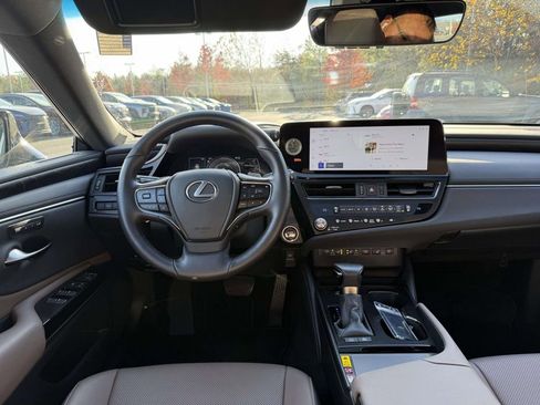 Used 2024 Lexus ES 300h w/ Premium Package image 7