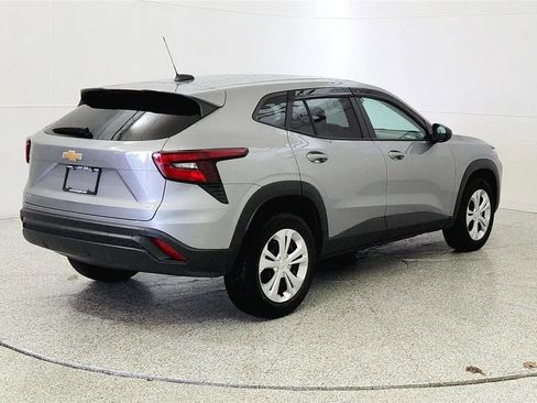 Used 2025 Chevrolet Trax LS w/ Driver Confidence Package FWD image 7