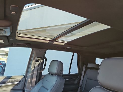 Used 2022 GMC Yukon Denali AWD/4WD image 9
