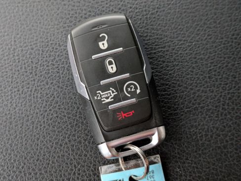 Used 2025 RAM 1500 4x4 Crew Cab image 34