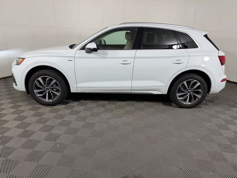 Used 2023 Audi Q5 2.0T Premium w/ Convenience Package AWD/4WD image 2