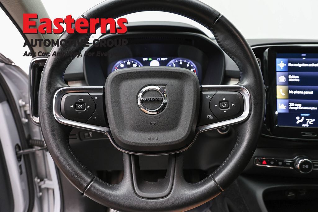 Used 2021 Volvo XC40 T4 Momentum FWD image 12