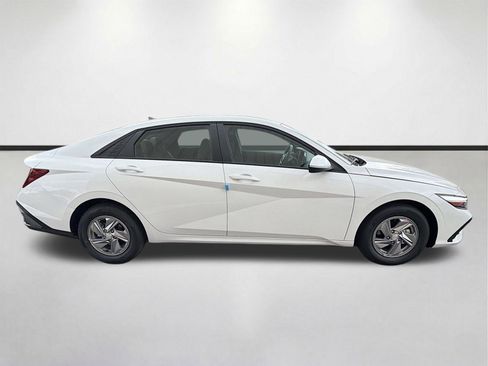 New 2026 Hyundai Elantra SE FWD image 2