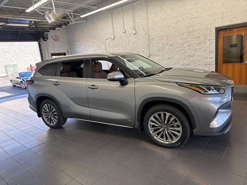 Certified 2025 Toyota Highlander Limited image 1