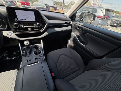 Used 2025 Toyota Highlander LE FWD image 37