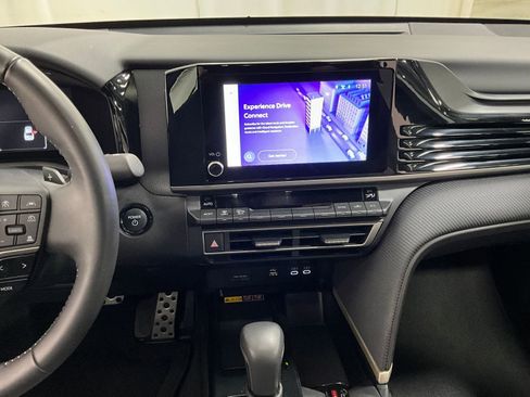 Used 2025 Toyota Camry SE FWD image 7