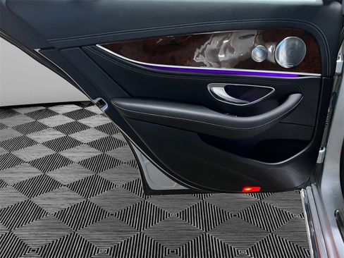 Used 2017 Mercedes-Benz E 300 4MATIC image 21