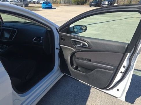 Used 2015 Chrysler 200 Limited w/ Convenience Group image 12