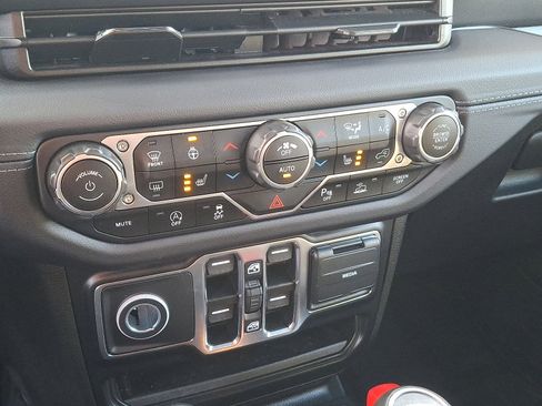 Used 2024 Jeep Wrangler Unlimited Sahara w/ Technology Group image 15