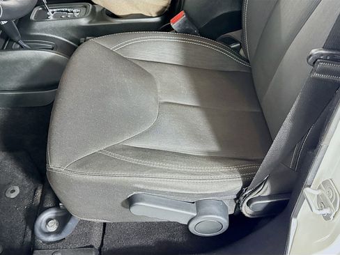 Used 2018 Jeep Wrangler Unlimited Sahara w/ Connectivity Group image 13