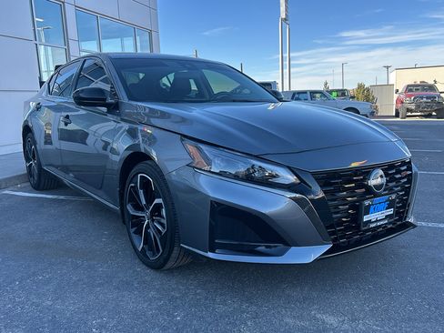 Used 2024 Nissan Altima 2.5 SR image 3