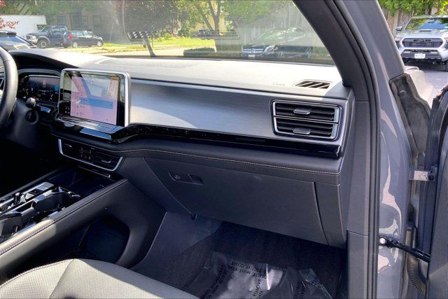 Used 2024 Volkswagen Atlas Cross Sport SE w/ Black Wheel Package AWD/4WD image 15