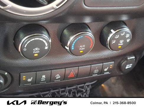 Used 2015 Jeep Wrangler Unlimited Sahara w/ Connectivity Group AWD/4WD image 16