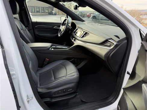 Used 2024 Buick Enclave Premium image 9