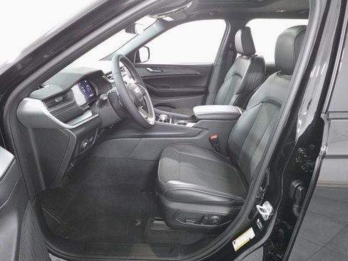 New 2025 Jeep Grand Cherokee L Altitude image 9