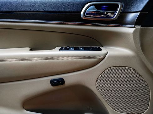 Used 2017 Jeep Grand Cherokee Limited w/ Trailer Tow Group IV image 20