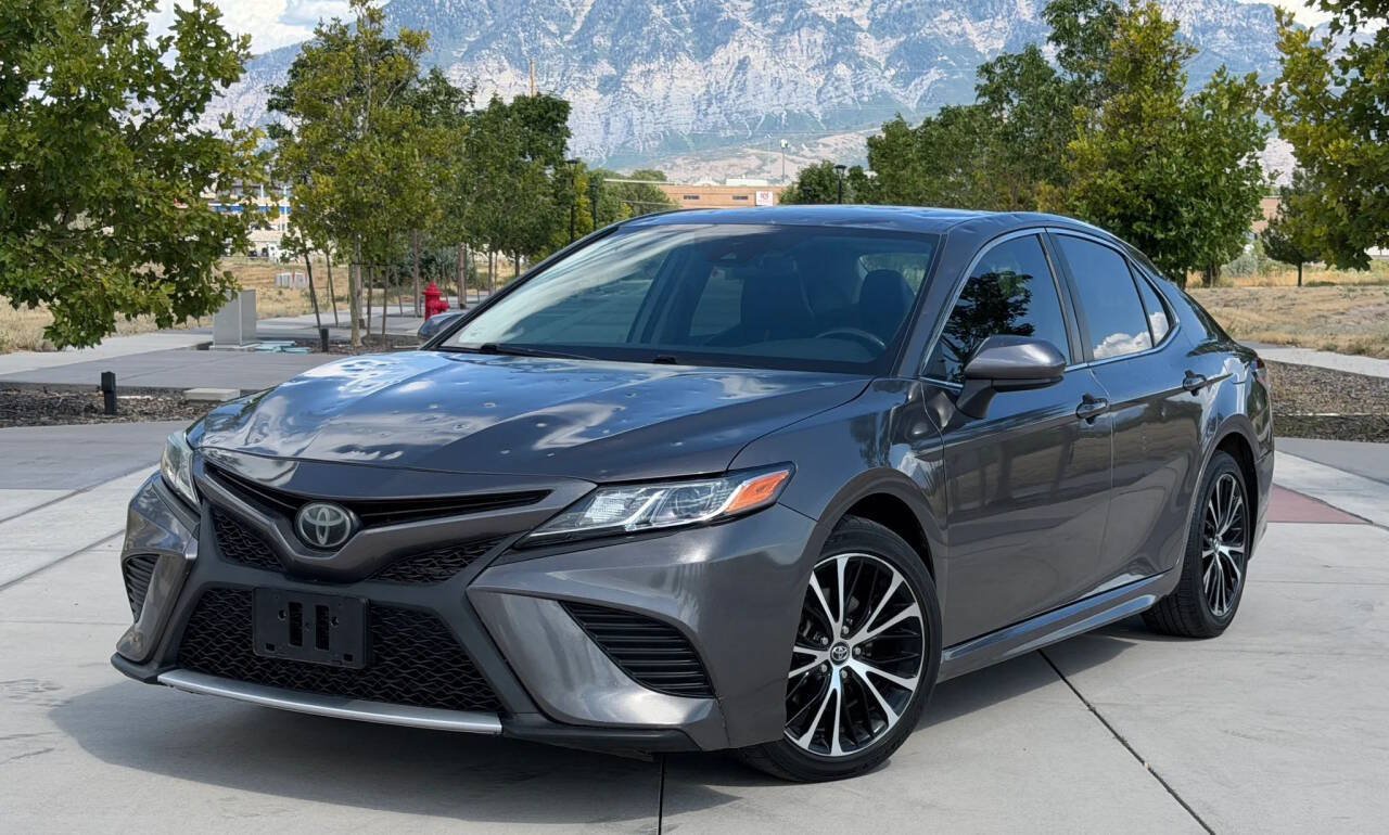 Used 2020 Toyota Camry SE FWD image 1