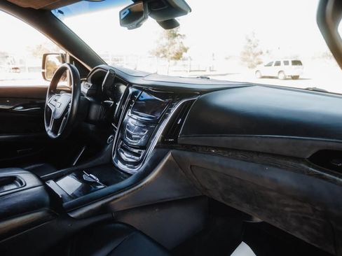Used 2016 Cadillac Escalade Platinum image 39