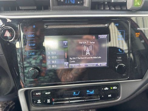 Used 2017 Toyota Corolla LE image 23