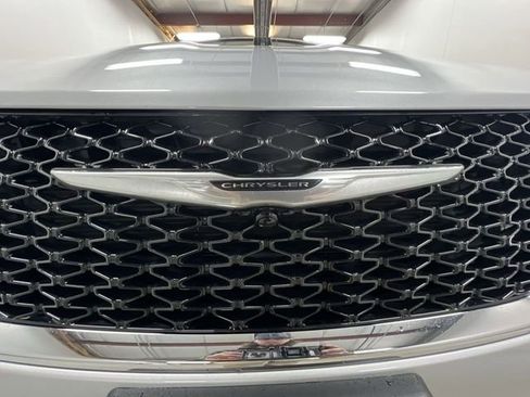 Used 2024 Chrysler Pacifica Touring-L image 29