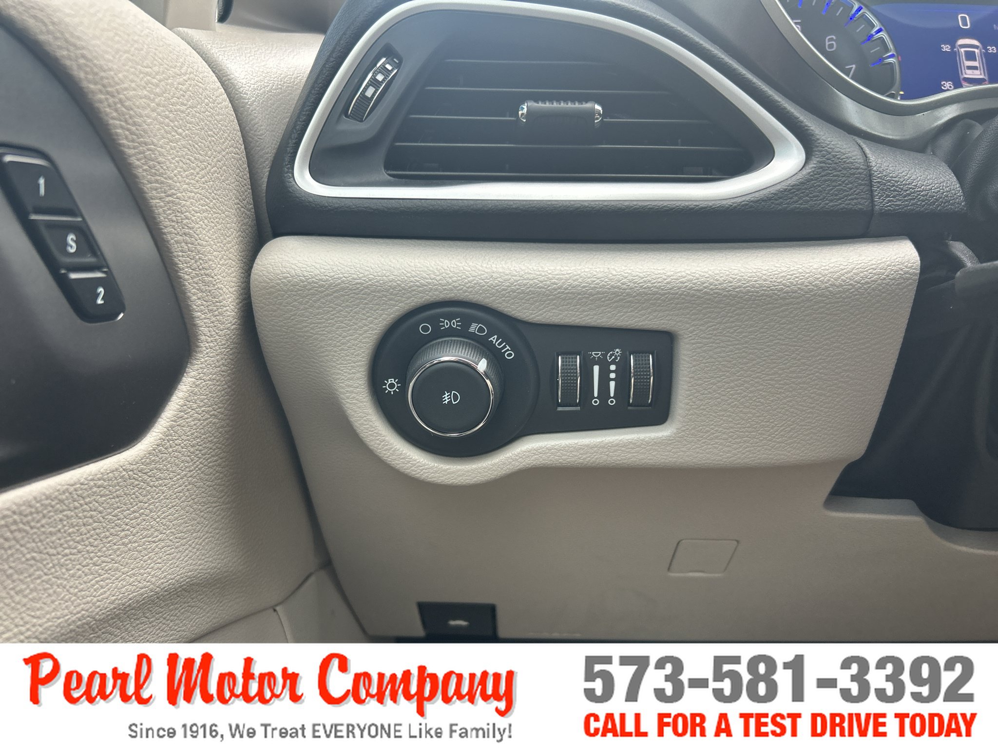 Used 2024 Chrysler Pacifica Touring-L FWD image 14