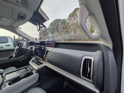 Certified 2025 Ford Expedition Active image 33