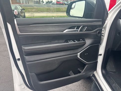 Used 2024 Jeep Wagoneer L Series II w/ Flexible Seating Group image 13