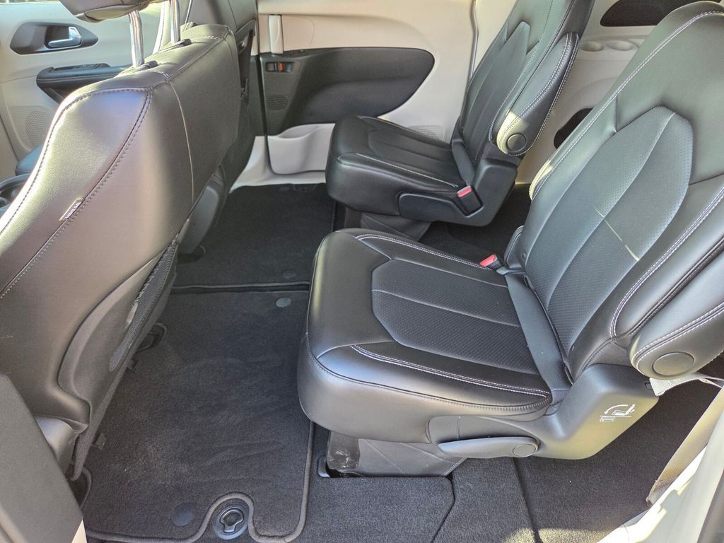 Used 2024 Chrysler Pacifica Touring-L FWD image 14