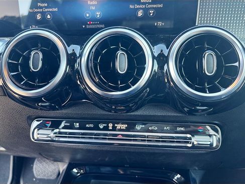 Used 2020 Mercedes-Benz GLB 250 w/ Premium Package image 25