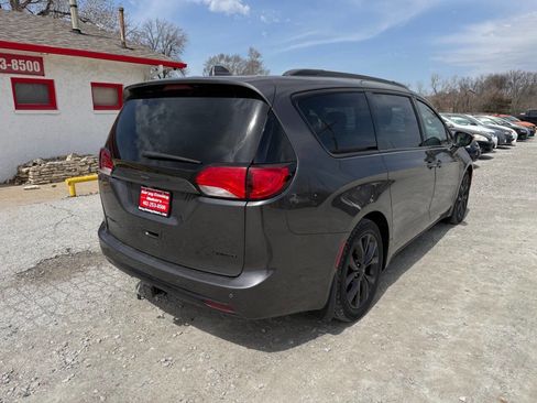 Used 2018 Chrysler Pacifica Limited w/ Advanced Safetytec Group image 3