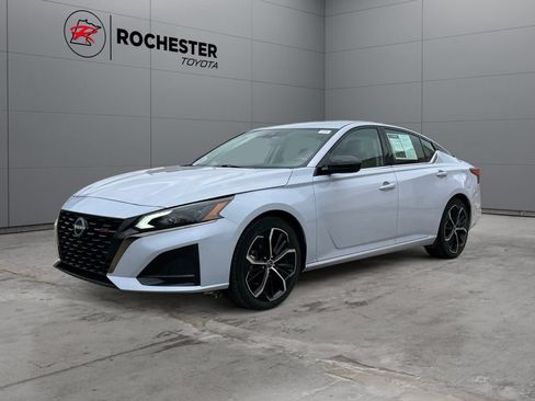 Used 2024 Nissan Altima 2.5 SR FWD image 7
