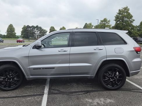 Used 2018 Jeep Grand Cherokee Altitude AWD/4WD image 5