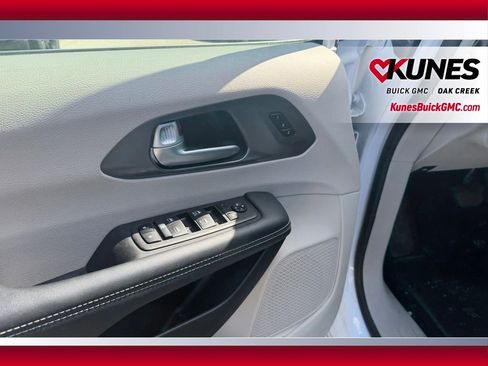 Used 2024 Chrysler Pacifica Touring-L image 10