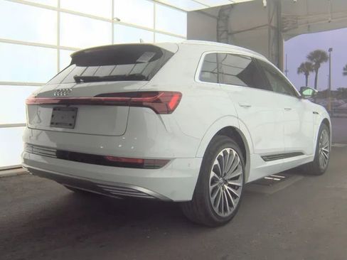 Used 2019 Audi e-tron Prestige w/ Prestige Package image 2