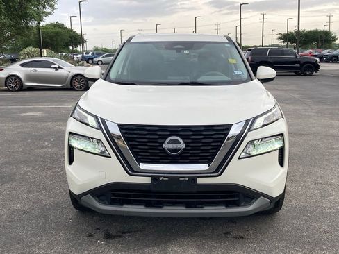 Used 2023 Nissan Rogue SV image 2